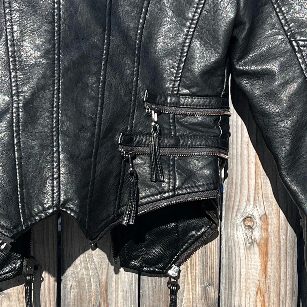 Elegant Black Leather Jacket - Picture 13 of 16